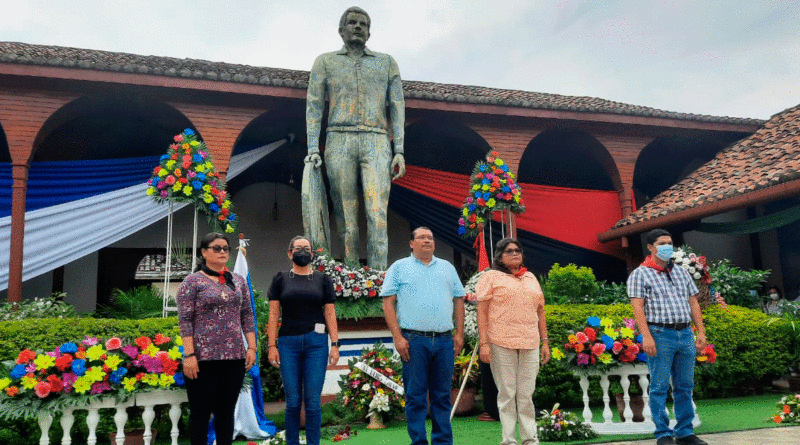 Familias de León rindiendo homenaje al héroe nacional Rigoberto López Pérez.
