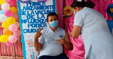 Enfermera del Ministerio de Salud de Nicaragua (MINSA), vacunando a un ciudadano contra la influenza.