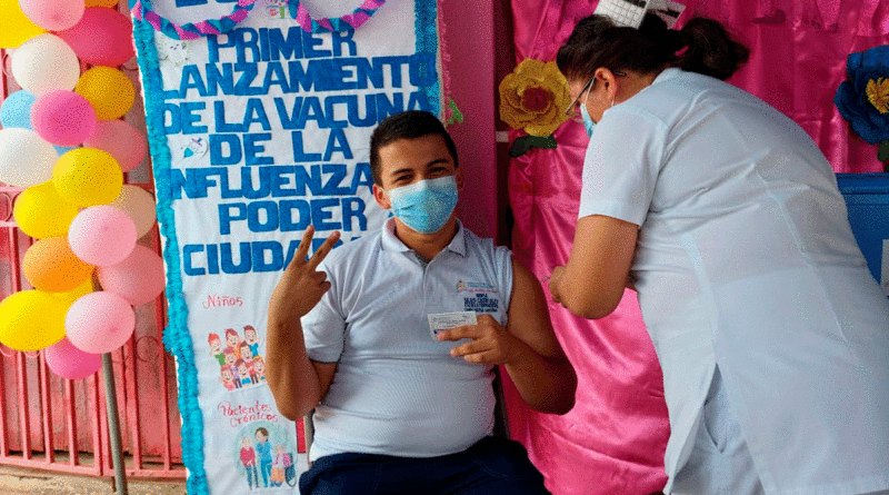 Enfermera del Ministerio de Salud de Nicaragua (MINSA), vacunando a un ciudadano contra la influenza.