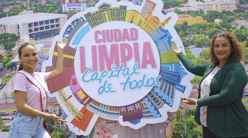 Alcaldesa de Managua, Reyna Rueda junto a la Miss Teen Leylani Leytón, durante el lanzamiento de la campaña "Ciudad Limpia, Capital de Todos"