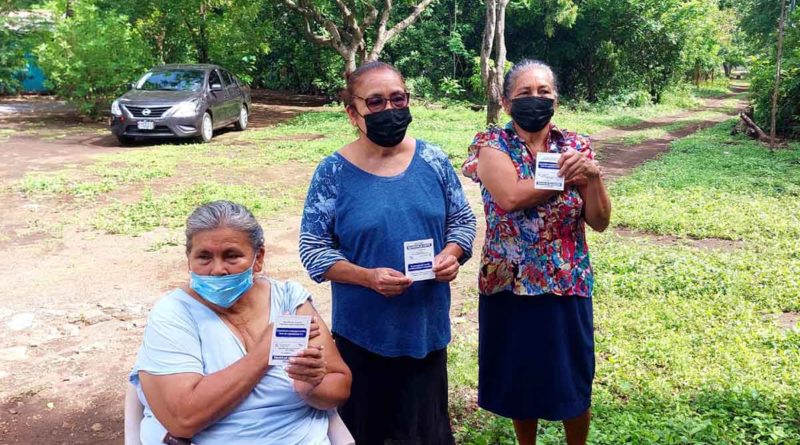 Adultos mayores tras ser vacunadas contra el COVID-19