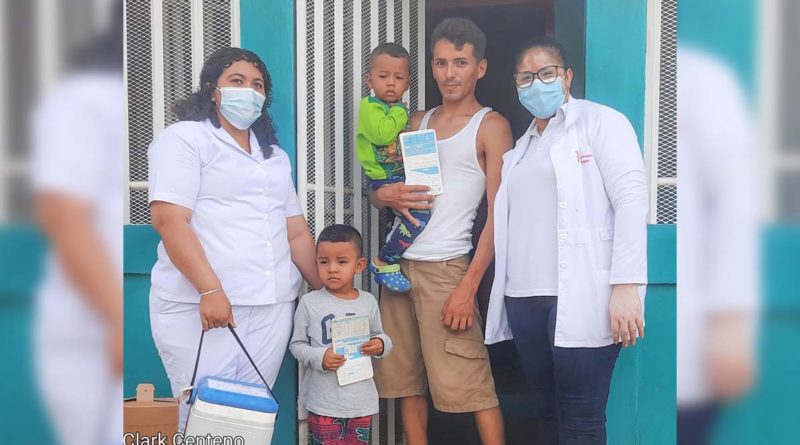 Personal médico del Ministerio de Salud junto a una familia del barrio Santa Elena
