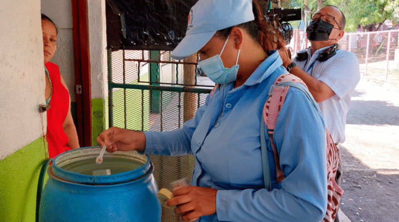 Brigadista del Ministerio de Salud de Nicaragua aplicando el agente de control biológico BTI.