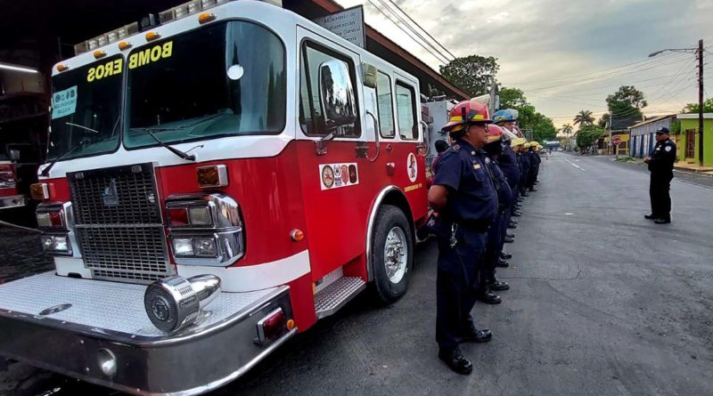 Camiones y personal que fueron enviados a la nueva estación de bomberos en Niquinohomo