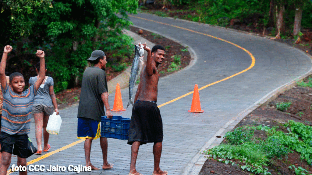 Habitantes de Corn Island celebrando la inauguración de la nueva carretera adoquinad.