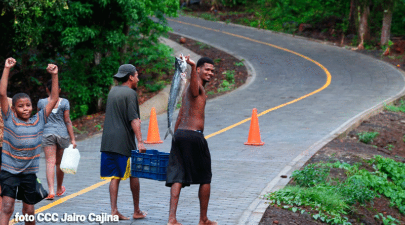 Habitantes de Corn Island celebrando la inauguración de la nueva carretera adoquinad.