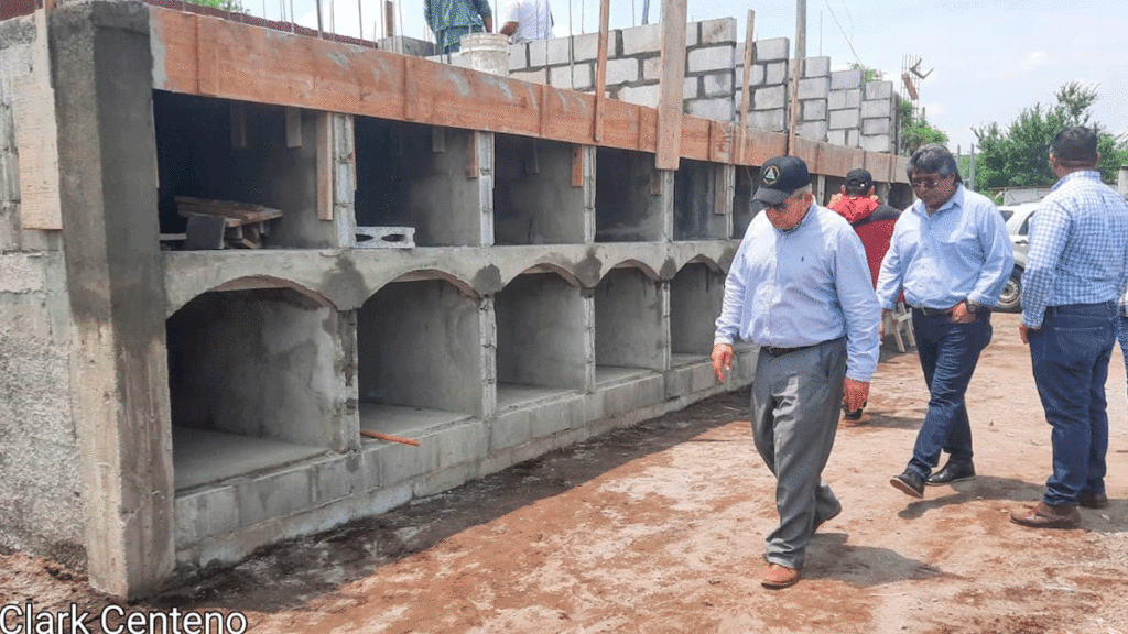 Alcalde de Ciudad Sandino, Raymundo Flores Genet, supervisando avances en la construcción de bóvedas en el nuevo cementerio municipal.