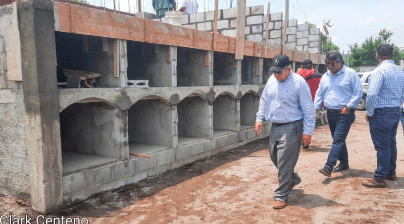 Alcalde de Ciudad Sandino, Raymundo Flores Genet, supervisando avances en la construcción de bóvedas en el nuevo cementerio municipal.