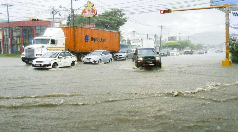 Una de las calles de Managua mientras llueve