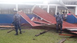 Fuerza Naval brindando apoyo a pobladores en el que colegio afectado por un tornado en Laguna de Perlas