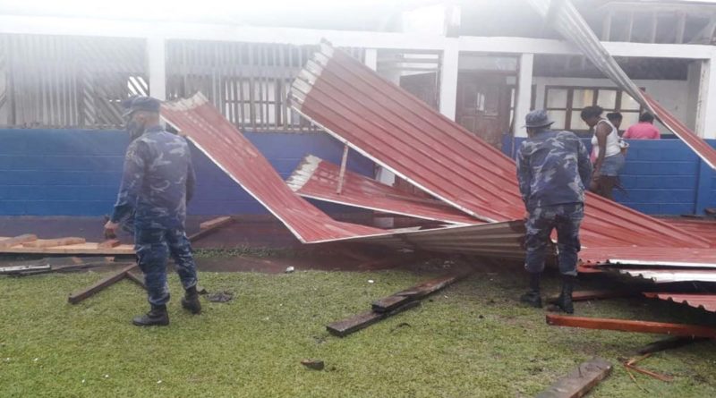 Fuerza Naval brindando apoyo a pobladores en el que colegio afectado por un tornado en Laguna de Perlas
