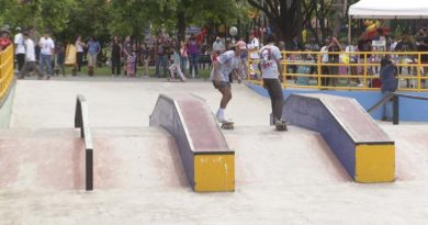 Jóvenes durante la competancia de skateboarding realizada en el parque Luis Alfonso Velásquez Flores