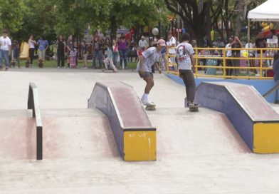 Jóvenes durante la competancia de skateboarding realizada en el parque Luis Alfonso Velásquez Flores