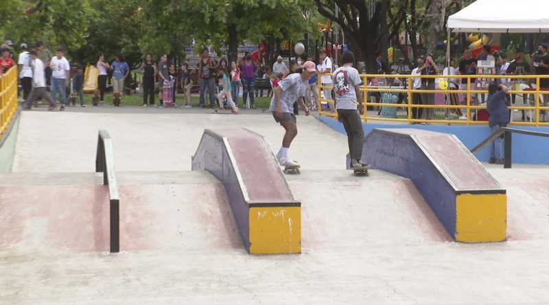 Jóvenes durante la competancia de skateboarding realizada en el parque Luis Alfonso Velásquez Flores