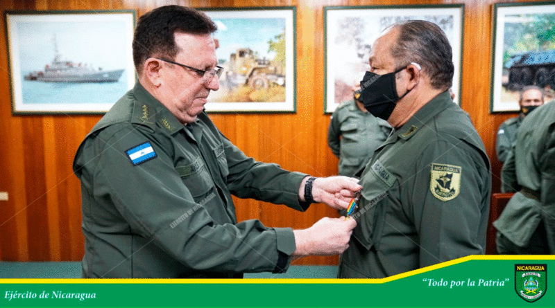 Comandante en Jefe del Ejército de Nicaragua, General de Ejército Julio César Avilés Castillo, entregando condecoración “Medalla Distinción Deportiva” al Coronel y Doctor Marco Antonio Salas Cruz, jefe del Cuerpo Médico Militar del Ejército de Nicaragua.