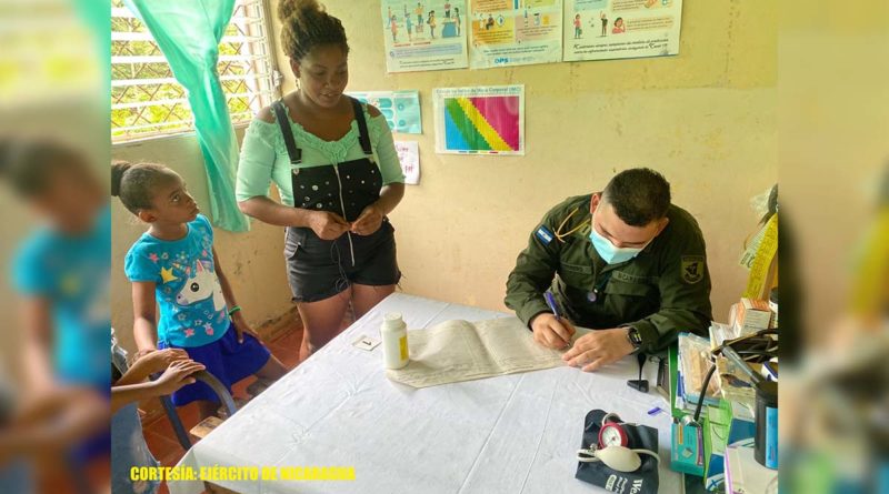 Cuerpo Médico Militar del Ejército de Nicaragua brinda atención a una pobladora del Caribe nicaragüense