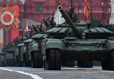 Desfile militar mecanizado en el Día de la Victoria en la Plaza Roja de Moscú
