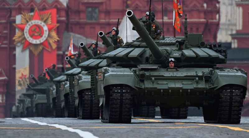 Desfile militar mecanizado en el Día de la Victoria en la Plaza Roja de Moscú