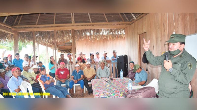 Ejército de Nicaragua en reunión con productores del municipio de Paiwas y La Cruz de Río Grande