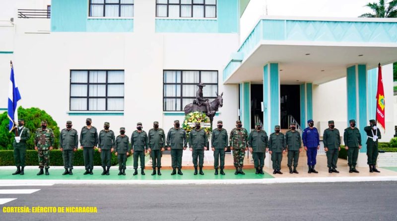 Efectivos militares del Ejército de Nicaragua ante el monumento ecuestre en honor al “Héroe Nacional General de Hombres Libres Augusto C. Sandino”, ubicado en las instalaciones de la Comandancia General