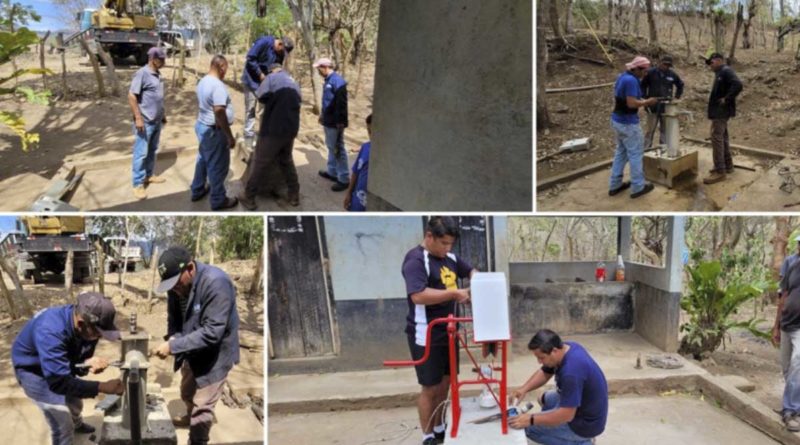 Trabajadores de ENACAL durante la rehabilitación de las bombas en Piedra Colorada, Matagalpa