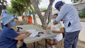 Personal médico del Ministerio de Salud brinda atención a una pobladora de Batahola Norte