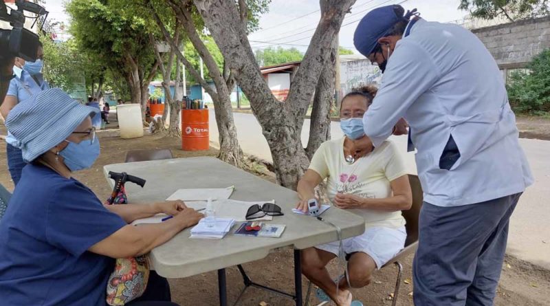 Personal médico del Ministerio de Salud brinda atención a una pobladora de Batahola Norte