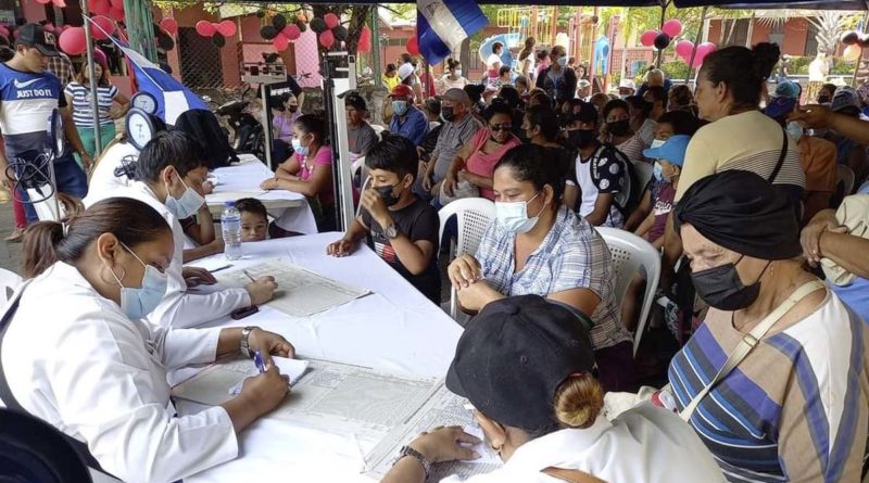 Médicos del Ministerio de Salud (MINSA), brindan atención a pobladores de Chinandega durante una mega feria realizada este sábado