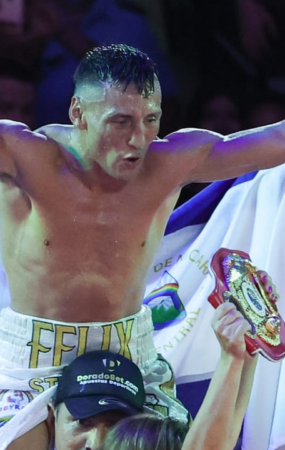 Félix "El Gemelo" Alvarado luego de derrotar por nocaut a Luis Hernández