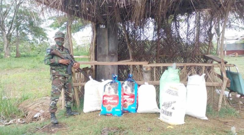 Ejército de Nicaragua junto a los sacos de cianuro abandonados en San Carlos