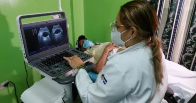 Médico del Ministerio de Salud de Nicaragua realizando ultrasonido a paciente masculino.