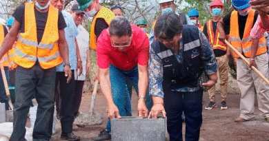Ministra de la salud de Nicaragua, doctora Martha Reyes, colocando la primera piedra del nuevo Hospital Clínica Médica Previsional en Chontales