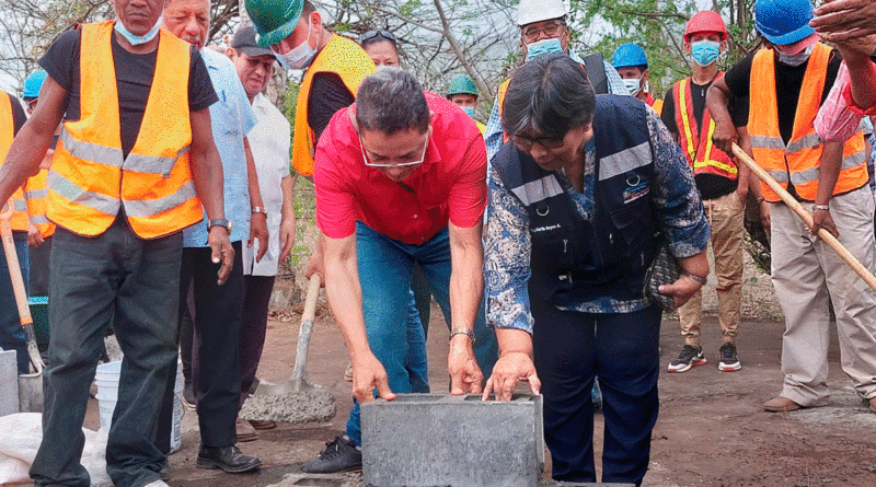 Ministra de la salud de Nicaragua, doctora Martha Reyes, colocando la primera piedra del nuevo Hospital Clínica Médica Previsional en Chontales