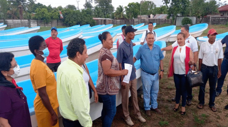 INPESCA y Gobierno Sandinista entregando 30 embarcines de fibra a los pescadores del Caribe Norte.