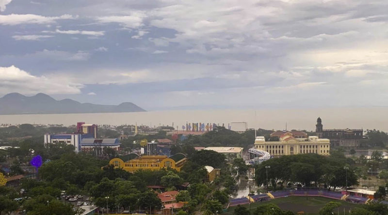 Vista panorámica del centro de Managua bajo la lluvia