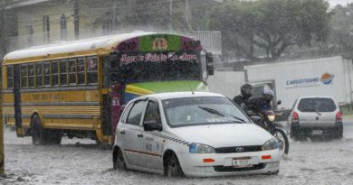 Lluvia sobra una de las calles de Managua
