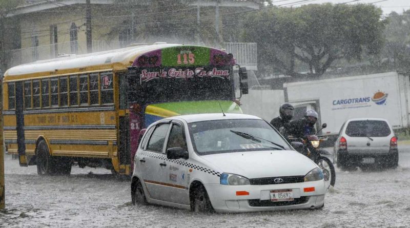 Lluvia sobra una de las calles de Managua