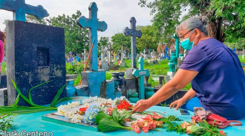 Campos Santos se visten de Flores en el Día de las Madres