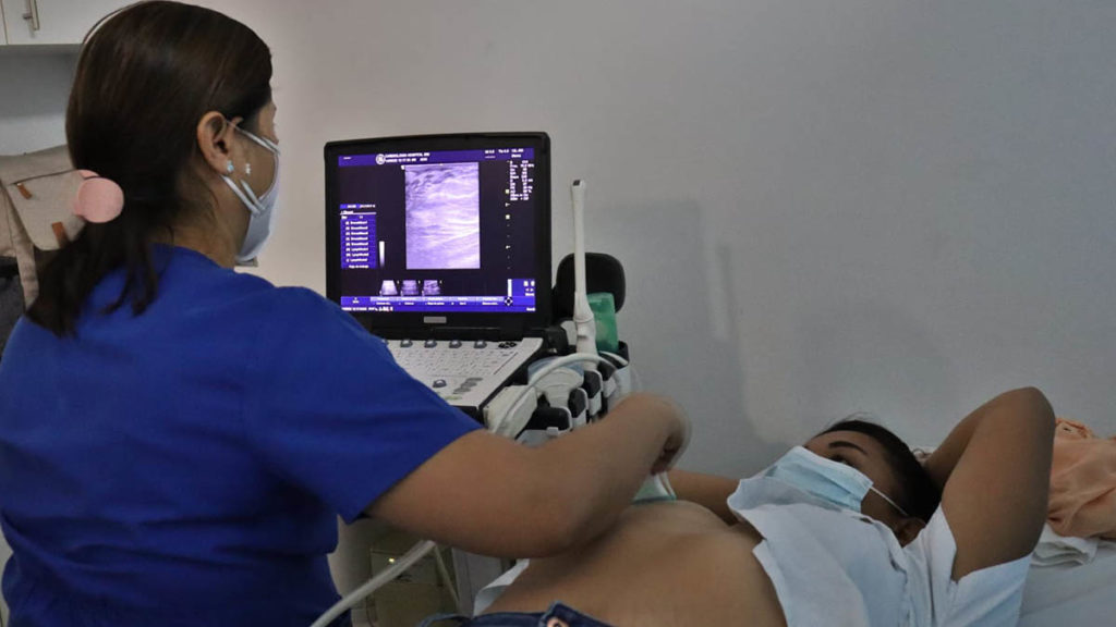 Personal médico del Hospital Bertha Calderón realiza mamografía a una mujer