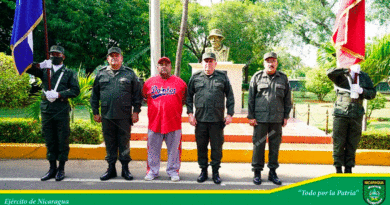 Mánager del equipo Los Dantos del Ejército de Nicaragua, licenciado Omar Antonio Cisneros Cisneros, junto al alto mando del Ejército de Nicaragua.