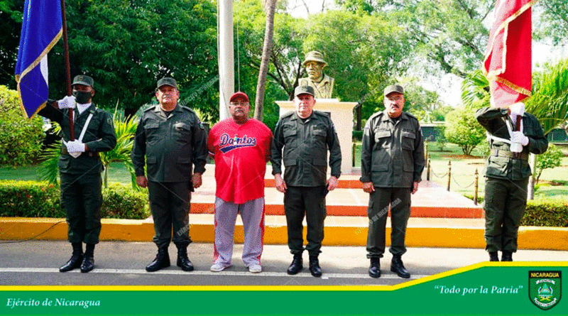 Mánager del equipo Los Dantos del Ejército de Nicaragua, licenciado Omar Antonio Cisneros Cisneros, junto al alto mando del Ejército de Nicaragua.