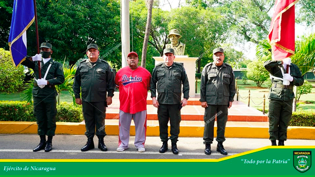 Ejército de Nicaragua condecoró al mánager del equipo Los Dantos