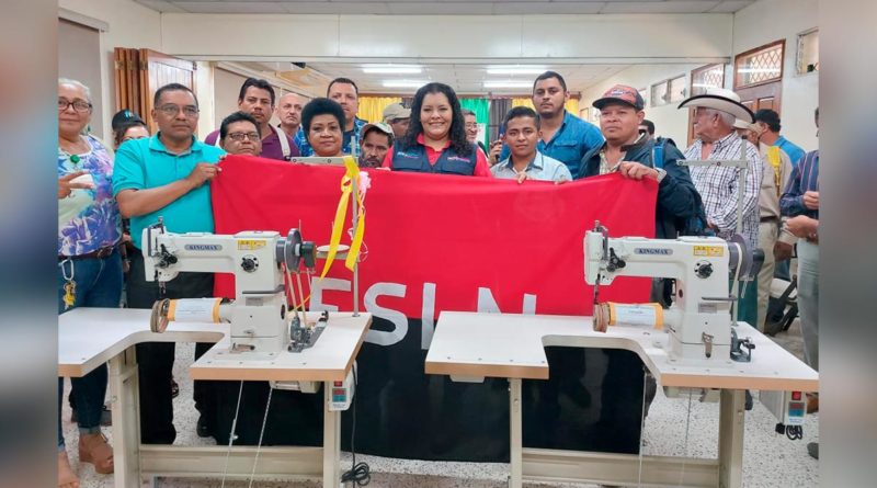 MEFCCA entrega máquinas de coser cuero a 39 protagonistas de Juigalpa