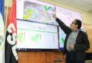 Ing. Marcio Baca de INETER, muestra el desplazamiento de la Onda Tropical en un monitor
