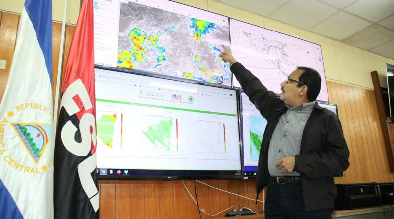 Ing. Marcio Baca de INETER, muestra el desplazamiento de la Onda Tropical en un monitor