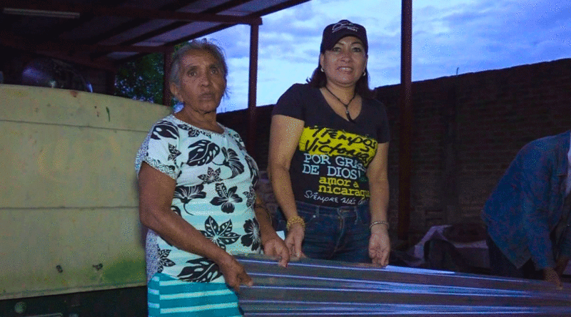 Alcaldesa de ocotal, Xiomara Tercero entregando materiales de construcción a familia con problemas en sus viviendas