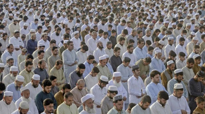 Musulmanes durante la culminación del mes sagrado de ayuno, Ramadán