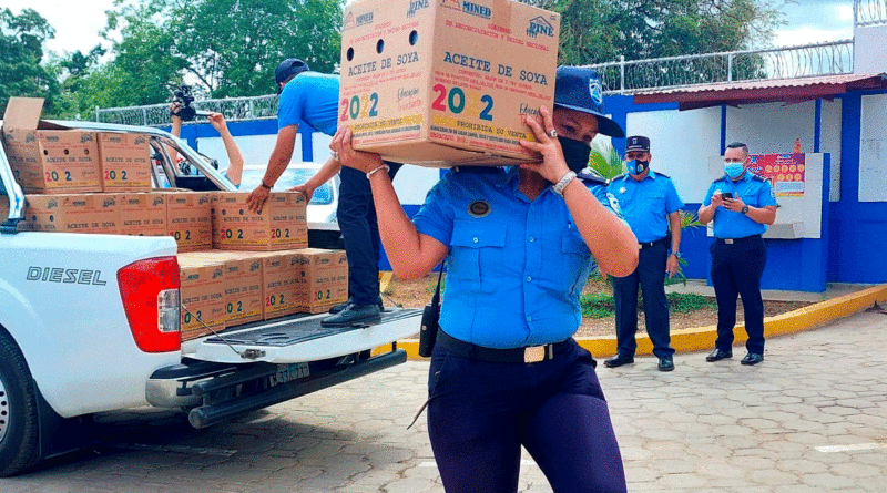 Oficiales de la Policía Nacional de Nicaragua, descargando Merienda Escolar en el centro educativo Sotero de Jesús Reyes de Managua.