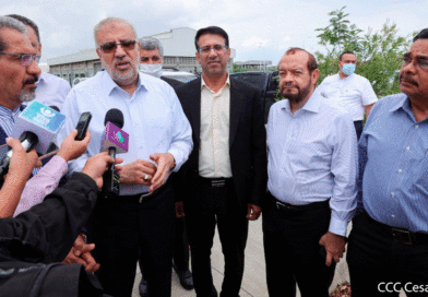 Javab Owji, Ministro de Petróleo de la República Islámica de Irán, junto a la delegación de alto nivel iraní