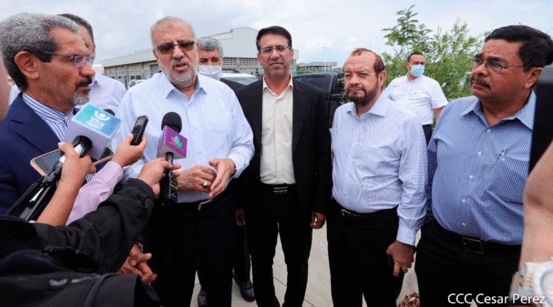 Javab Owji, Ministro de Petróleo de la República Islámica de Irán, junto a la delegación de alto nivel iraní